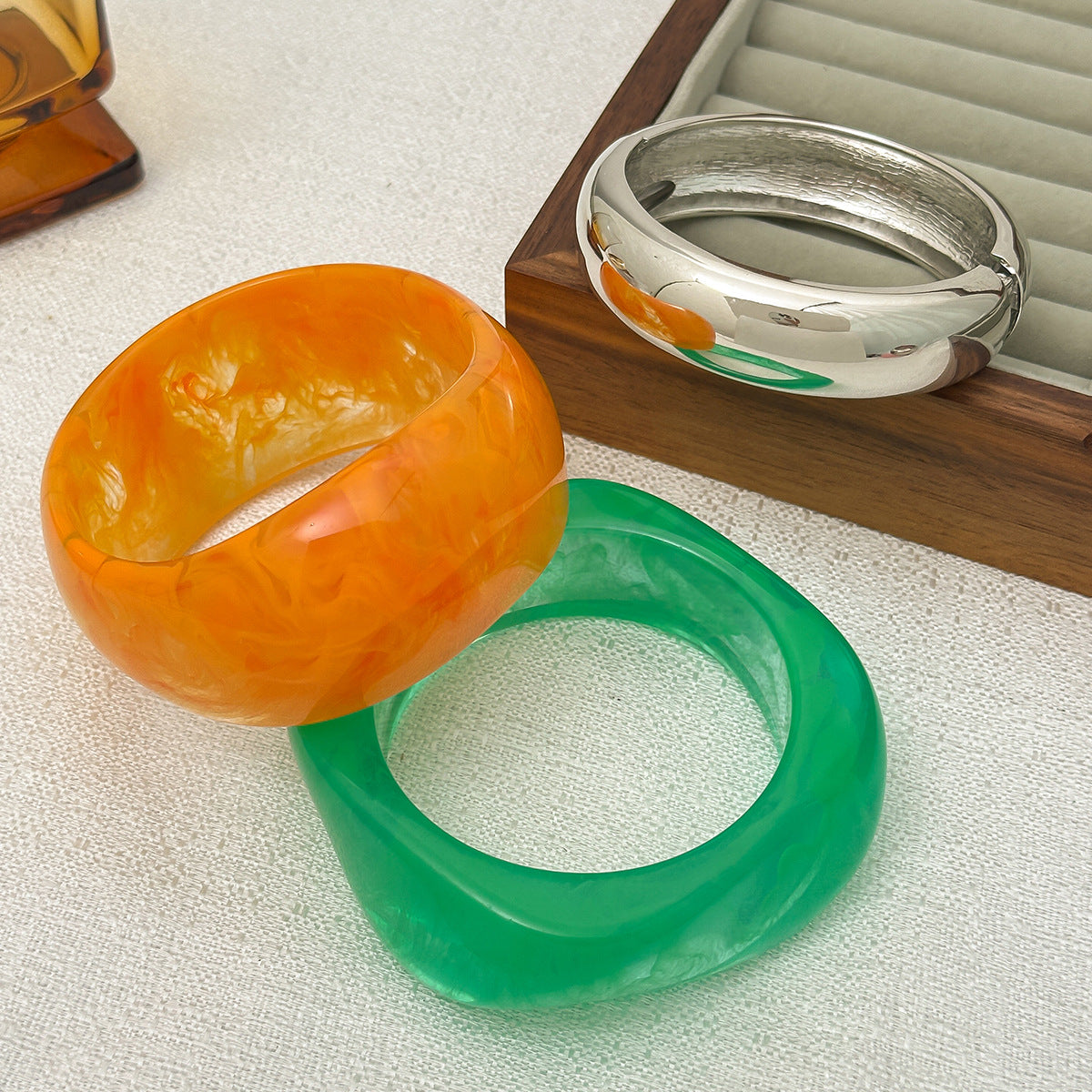 Bracciale minimalista in resina con forme geometriche irregolari, effetto sfumato e finitura placcata