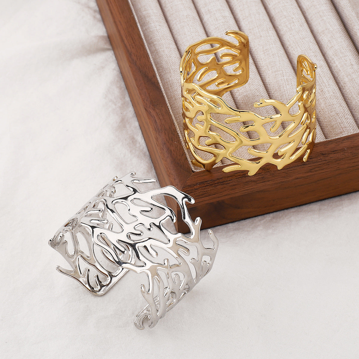 Bracciale a Polsino Vuoto Minimalista in Metallo con Design a Ramo Ferro Elettroplaccato Motivo Floreale e Foglie Accessorio di Moda
