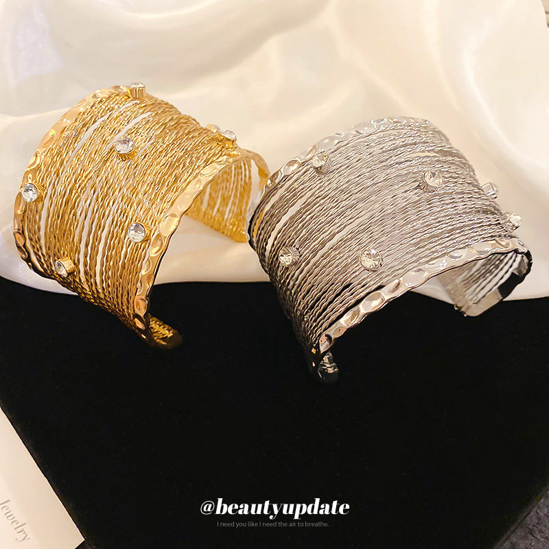 Elegante bracciale multistrato intagliato da donna con finitura in lega placcata, design geometrico, alla moda, per tutti i giorni