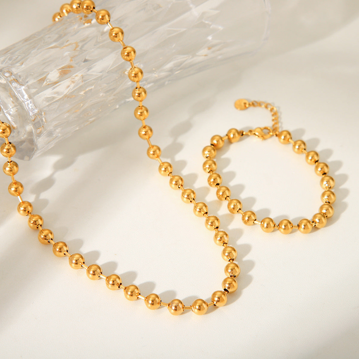 Collana a catena con perline geometriche minimalista in acciaio al titanio placcato oro 18 carati da donna