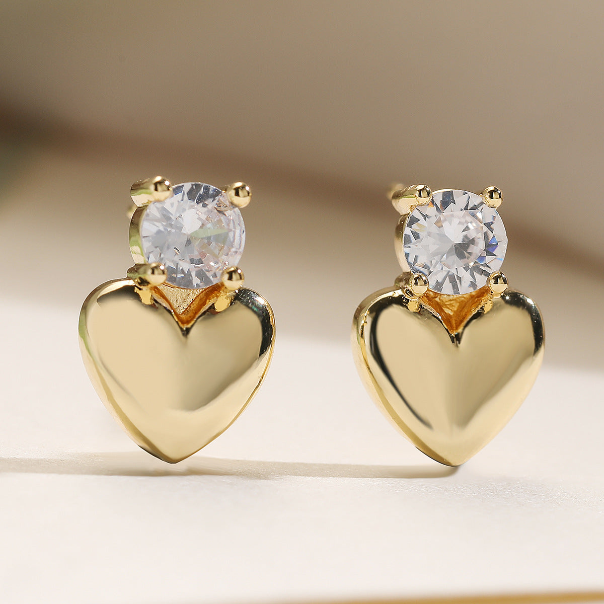 Pendientes de cobre minimalistas con forma de corazón, chapados en oro de 18 quilates y con incrustaciones de circonitas para mujer