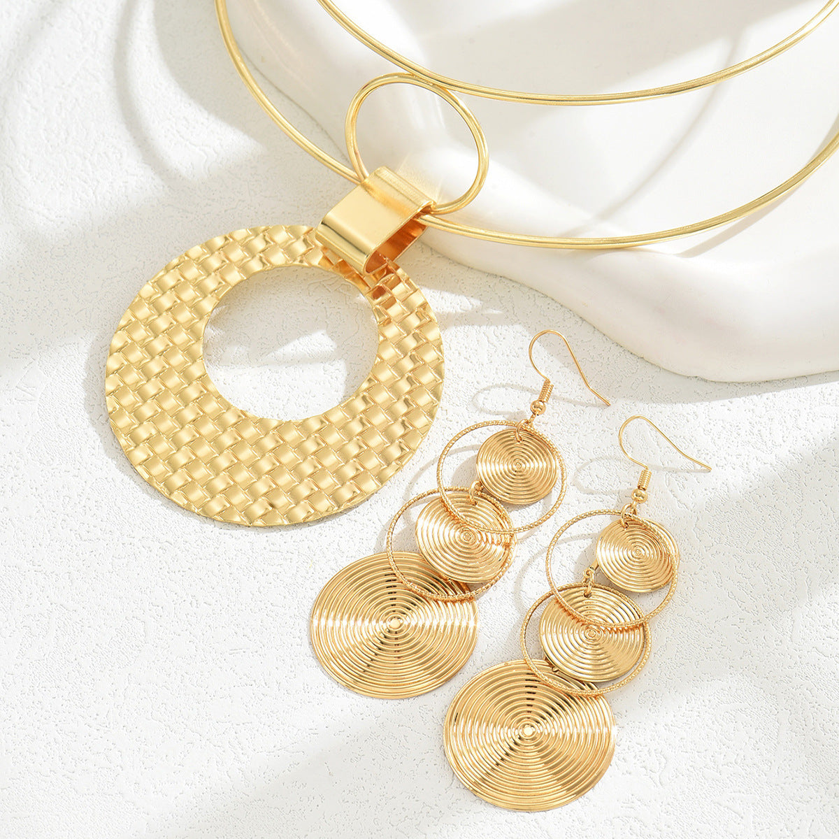 Set Collana con Ciondolo Geometrico Minimalista e Orecchini da Donna in Lega con Finitura Galvanizzata