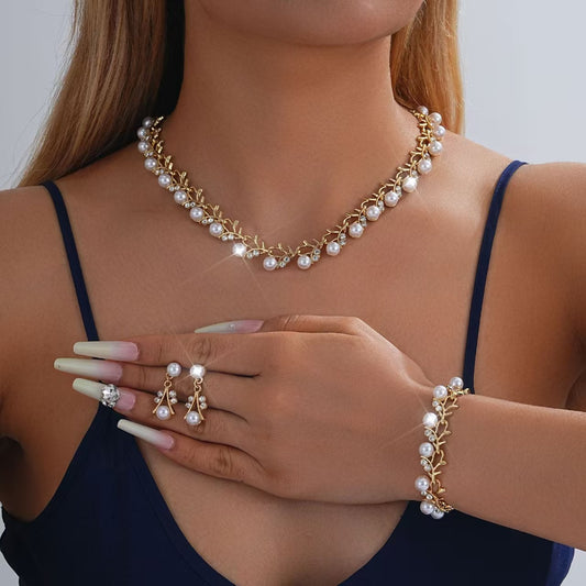 Juego de collar floral de perlas para mujer inspirado en Chanel con incrustaciones de diamantes de imitación, cadena ondulada y pendientes y pulsera a juego