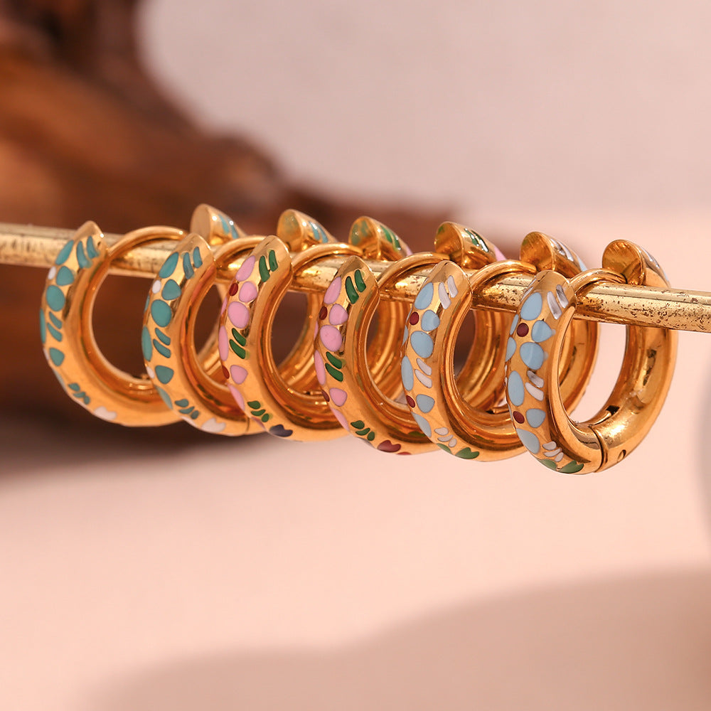 Orecchini a cerchio da donna minimalisti a forma di fiore di trifoglio, in acciaio inossidabile con placcatura in oro 18 carati e finitura smaltata