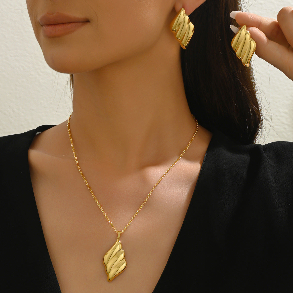 Set Collana con Pendente a Foglia Geometrica e Orecchini Abbinati in Lega con Finitura Placcata per Donna