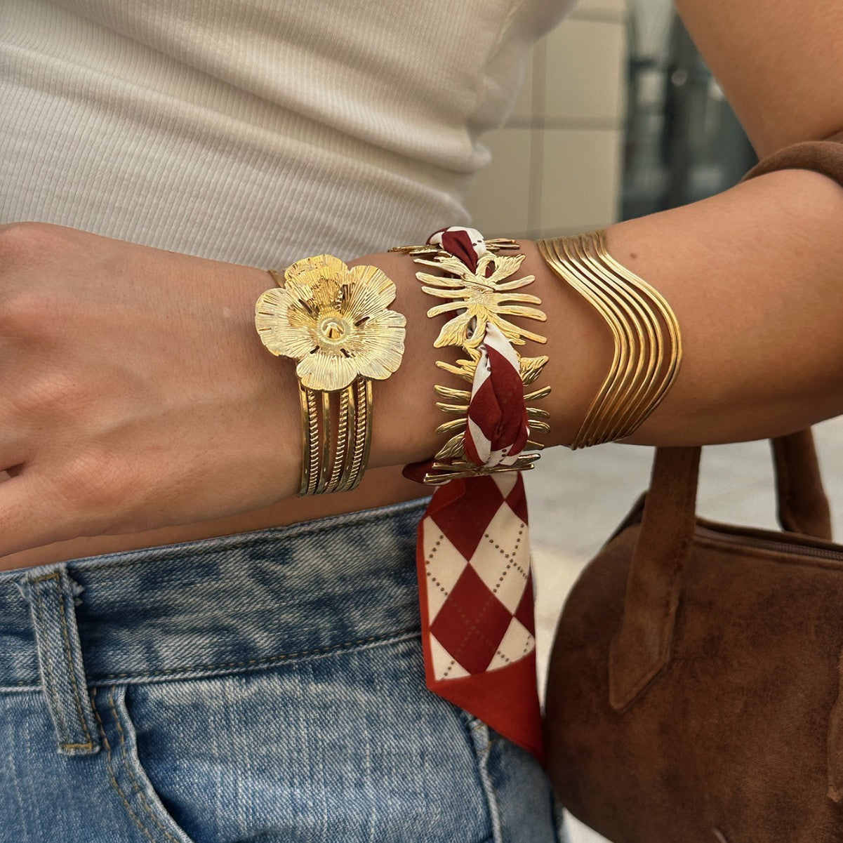 Bracciale rigido aperto vintage in acciaio inossidabile placcato con motivo floreale rotondo