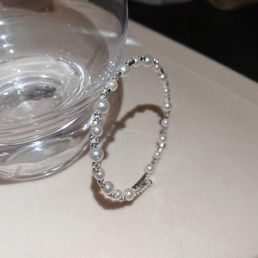 Elegante brazalete abierto de doble capa con perlas y diseño geométrico redondo, incrustaciones de pedrería y estilo vintage, accesorio minimalista de lujo