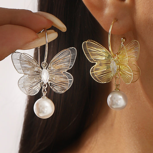 Orecchini a perla eleganti a forma di farfalla da donna con finitura in metallo placcato, gioielli di moda dallo stile lussuoso e leggero