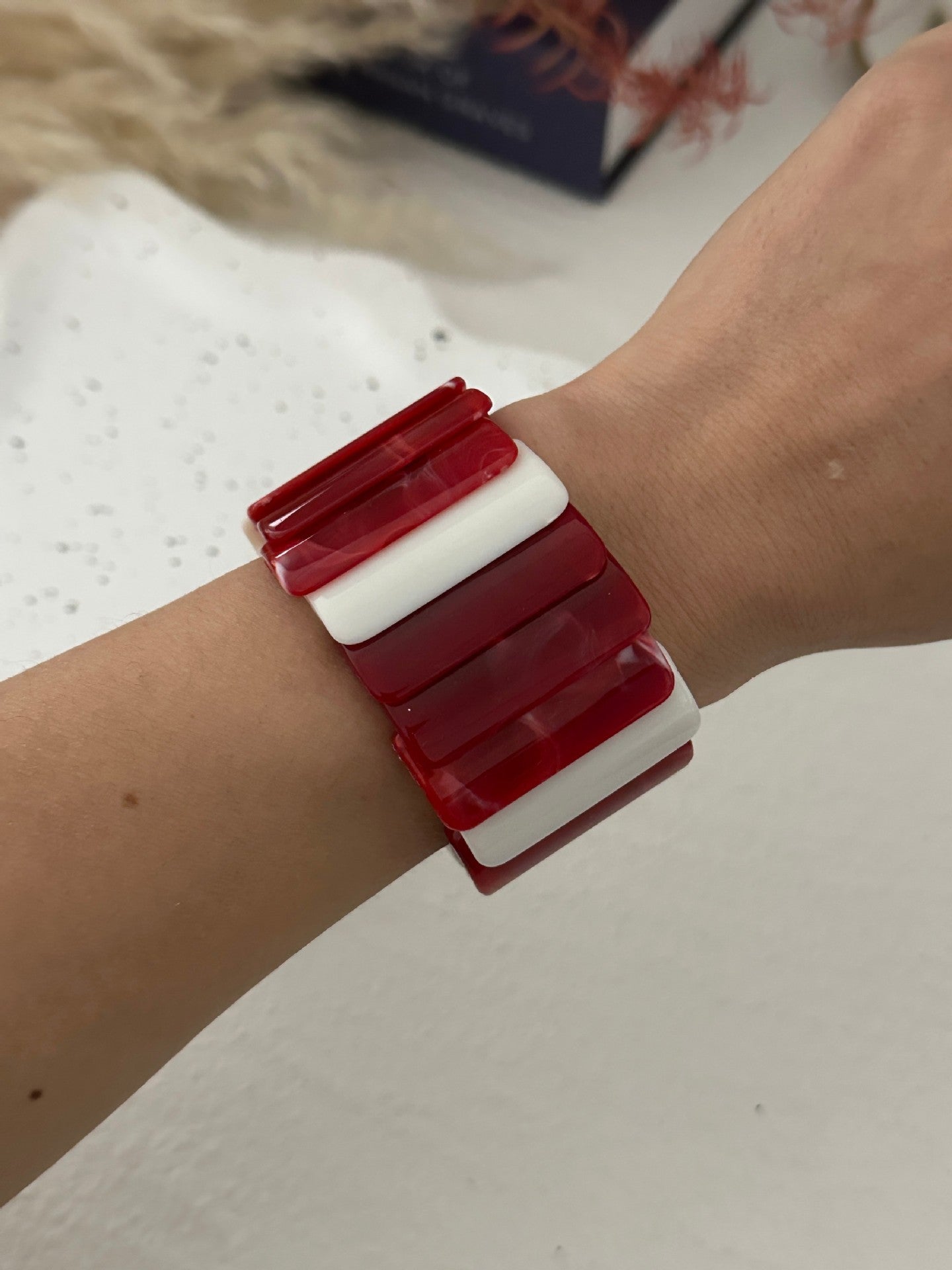 Bracciale tondo rigido da donna in resina acrilica a strisce, stile minimalista