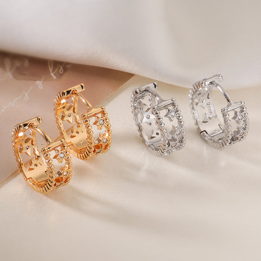 Pendientes minimalistas de estrella geométrica hueca para mujer en cobre con baño de oro de 18 quilates e incrustaciones de circonitas