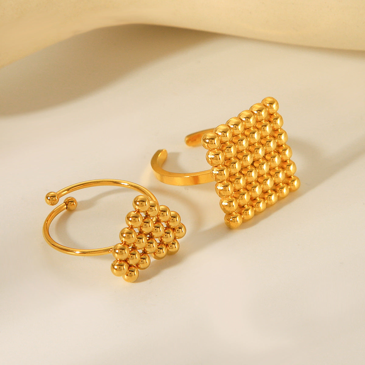 Anello da donna minimalista a forma di cuore in acciaio inossidabile placcato oro 18 carati