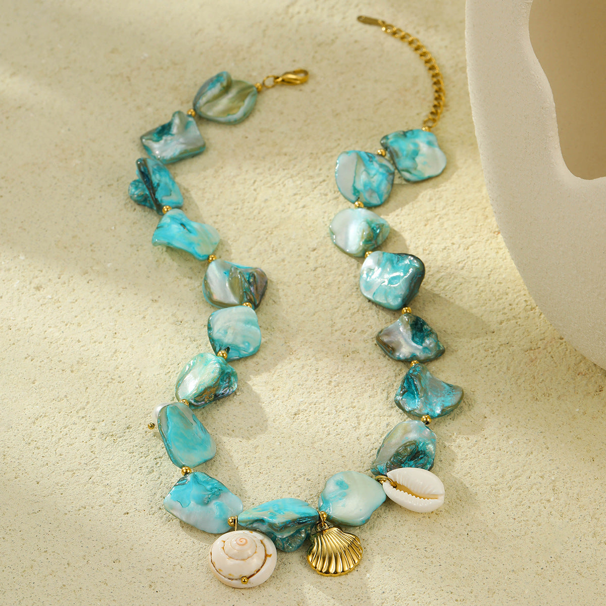 Collana Girocollo Minimalista Irregolare con Ciondolo a Coniglia Marina in Acciaio al Titanio per Donna con Finitura Placcata