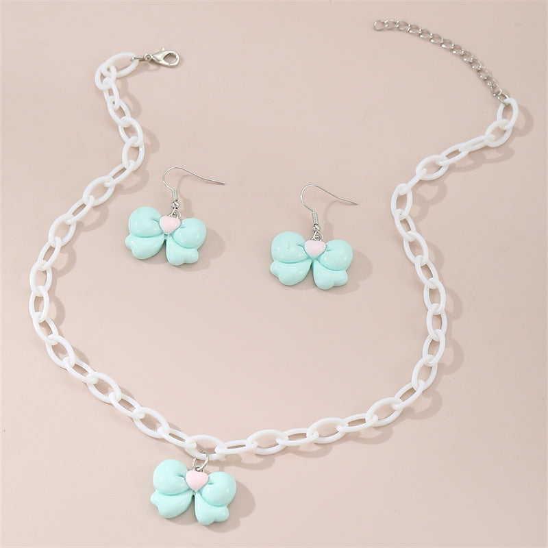 Collar con colgante de lazo acrílico minimalista color caramelo para niños con acabado esmaltado y cadena de cuentas