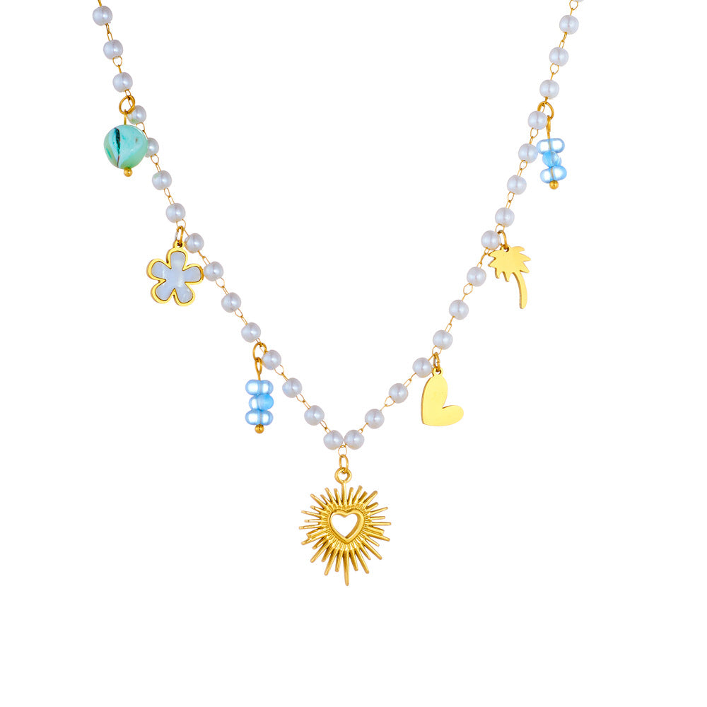 Collana pendente minimalista a forma di cuore in acciaio inossidabile con catena di perle e dettagli floreali e palma da cocco