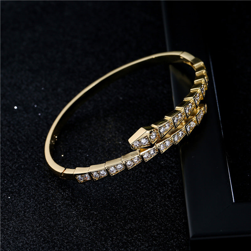 Bracciale in Rame a Forma di Serpente Geometrico con Placcatura in Oro 18K e Zirconi Micro-Incastonati da Donna