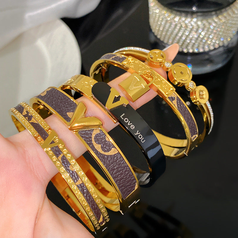 Luxury Letter V Monogram Leather Titanium Steel Bracelet with Single Row Rhinestones for Women