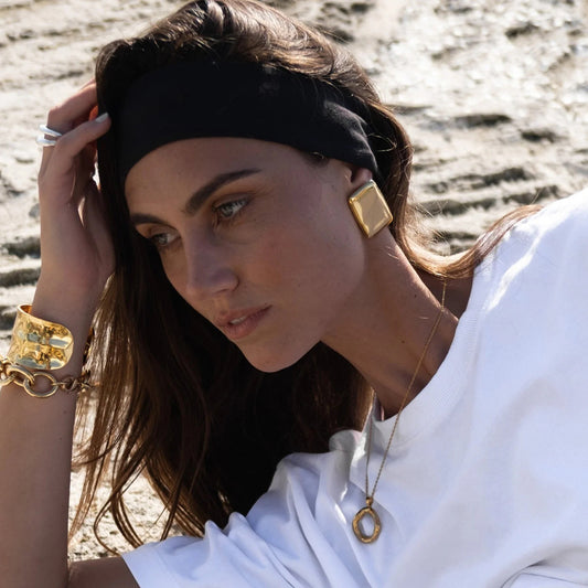 Pendientes minimalistas de acero de titanio con geometría chapados en oro de 18 quilates con textura martillada cuadrada hipoalergénicos para mujer