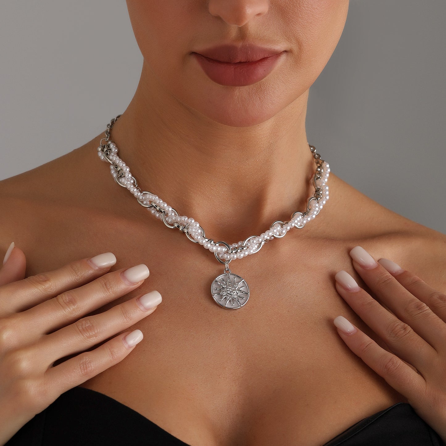 Collar con colgante de estrella geométrica de aleación con acabado galvanizado para mujer - Delicada cadena para clavícula y cadena para suéter