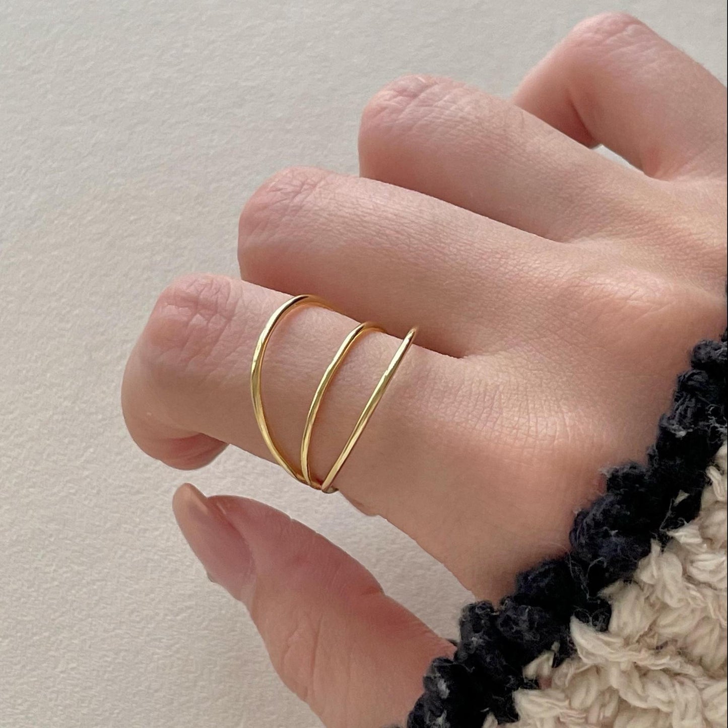 Anillo abierto minimalista dulce chapado en plata de ley 925 con letra y número
