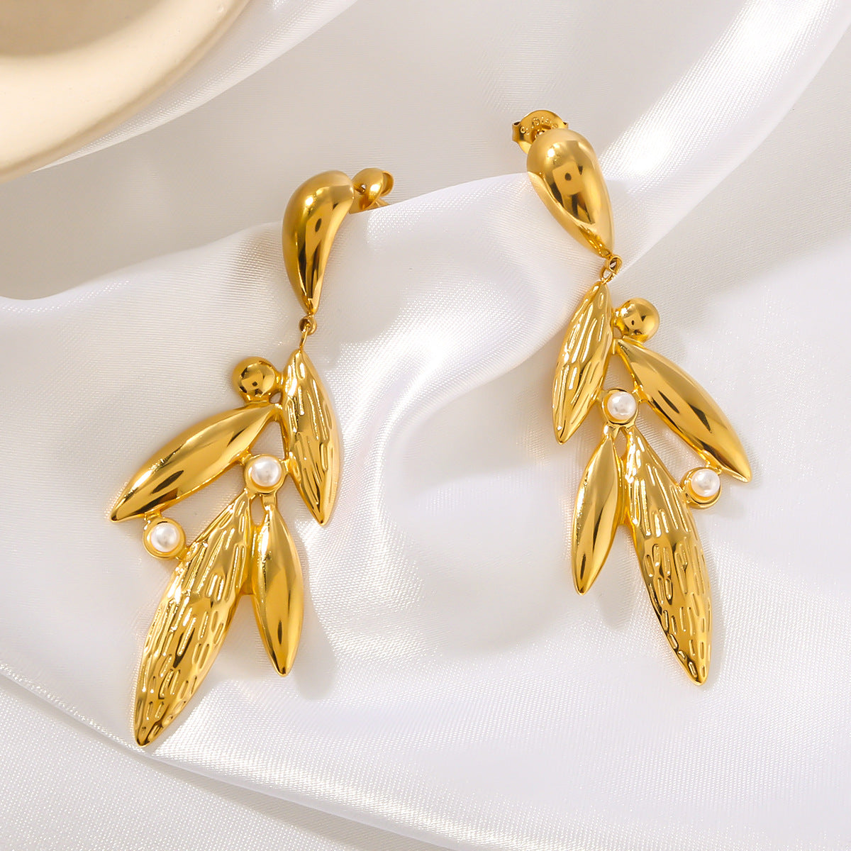 Orecchini a Foglia Geometrici in Acciaio Inossidabile con Placcatura in Oro 18K e Intarsio di Perle da Donna