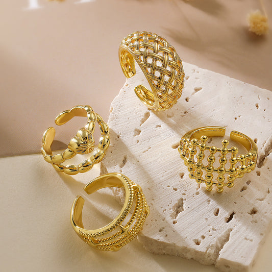Anillo de cobre hueco geométrico minimalista con chapado en oro de 18 quilates y detalles de circonita para mujer