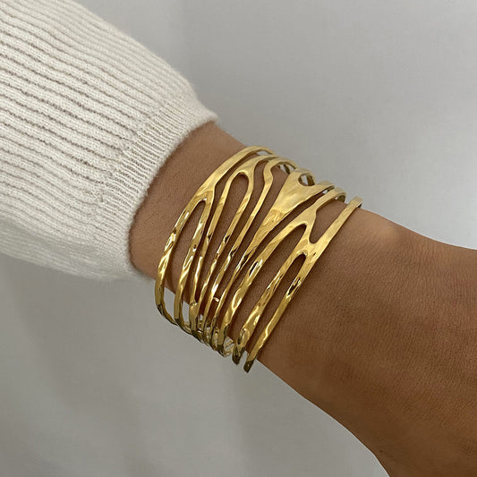 Bracciale rigido a manetta oversize da donna placcato oro in acciaio inossidabile con linea geometrica e design minimalista di alta qualità