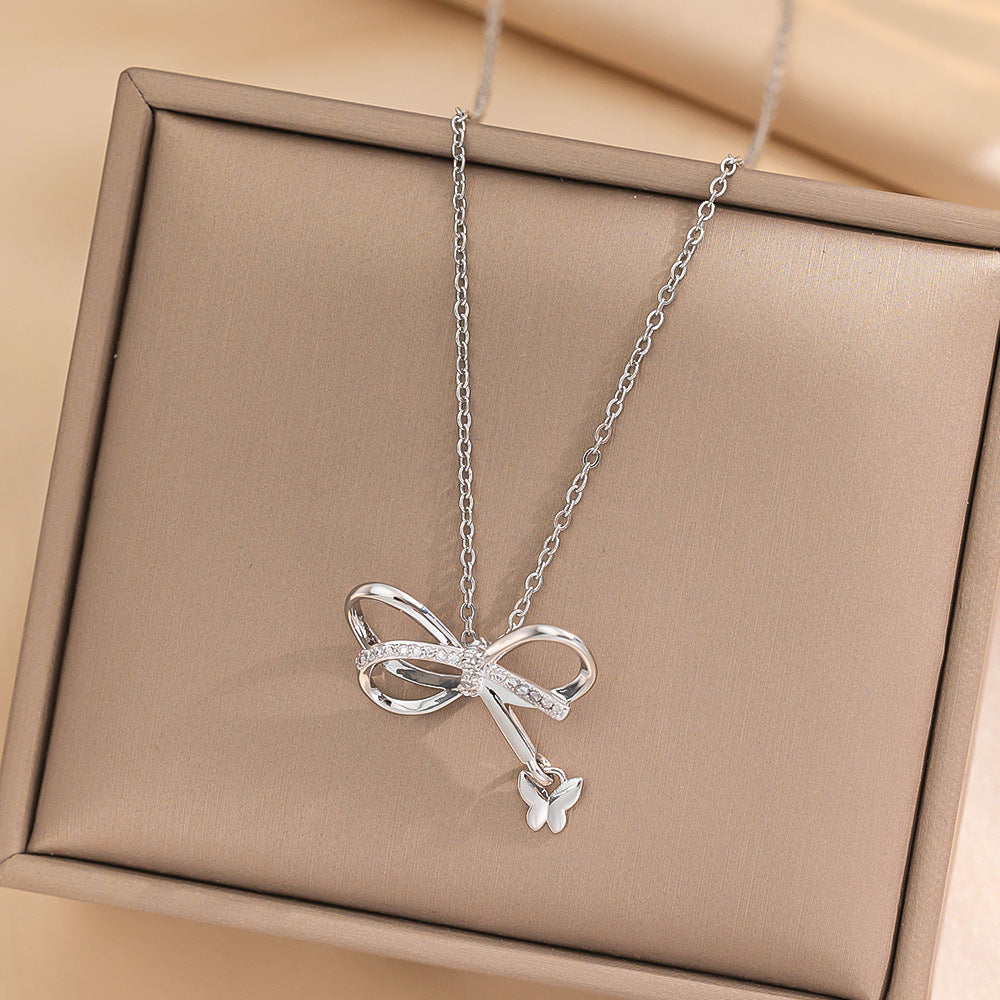 Collana Minimalista Irregolare con Fiocco e Perle Rotonde da Donna in Acciaio al Titanio con Catena a Serpente, Intarsi in Strass e Placcatura Sottovuoto
