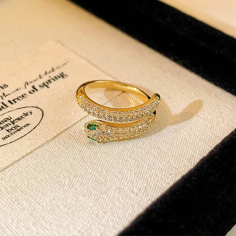 Anello da donna aperto a rombo a forma di fiore di iris in rame con intarsio di zirconi, ispirato al vintage