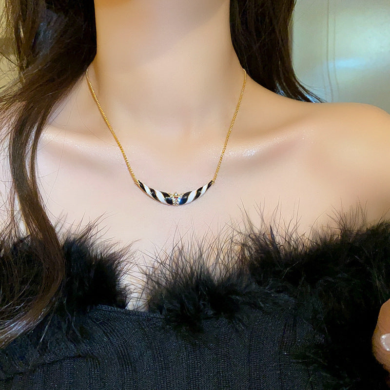 Collana con pendente a cuore a goccia in stile lusso con intarsio in strass in acciaio al titanio su catena in rame da donna