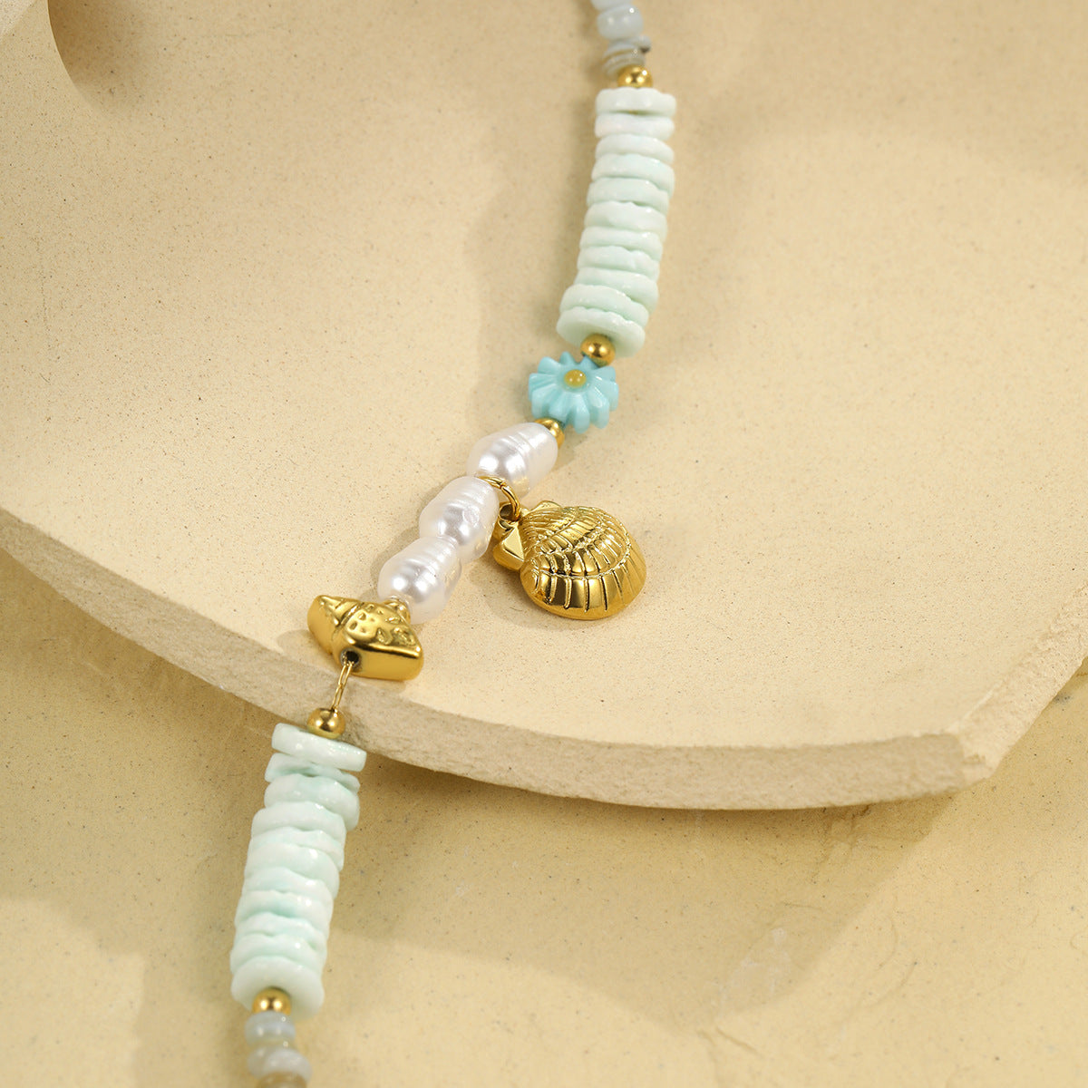 Collana da donna in acciaio inossidabile con placcatura in oro 18 carati a forma geometrica e texture a conchiglia, stile Fashion OL