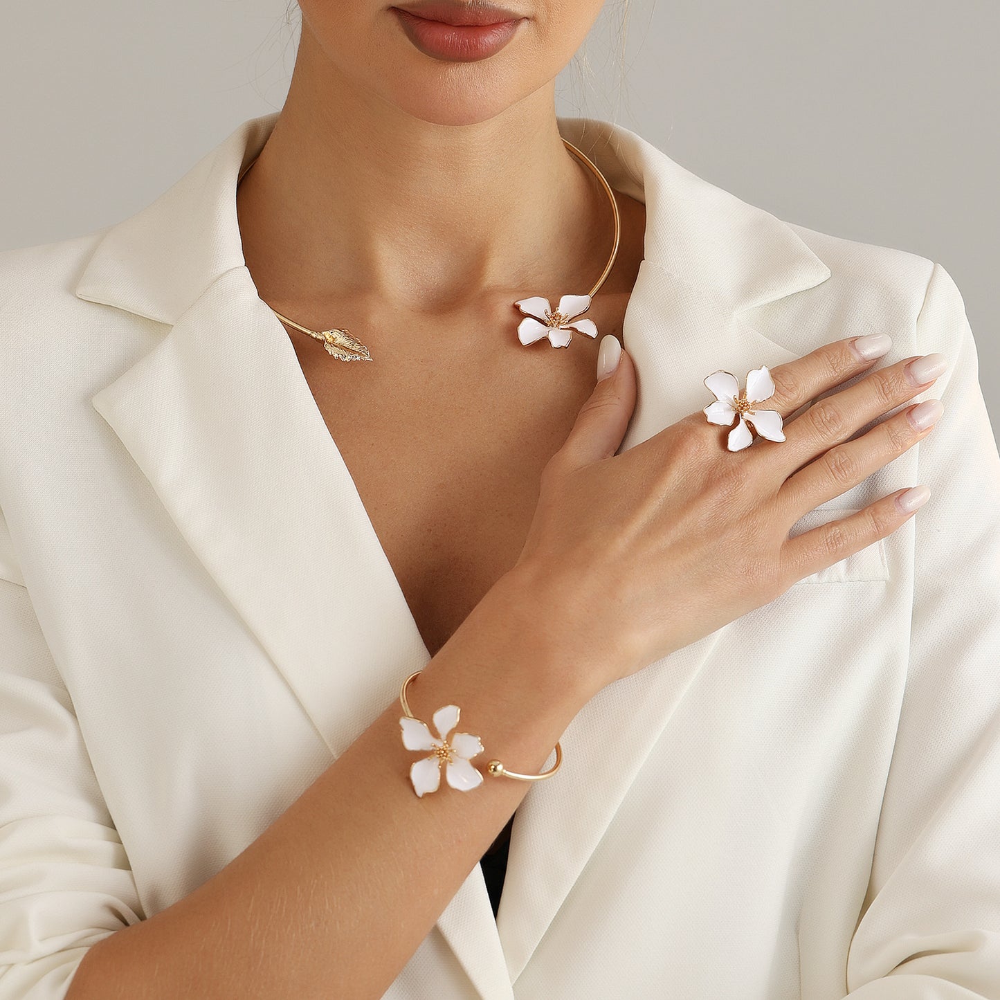 Enamel Floral Geometric Round Iron Choker Necklace with Zinc Alloy Pendant