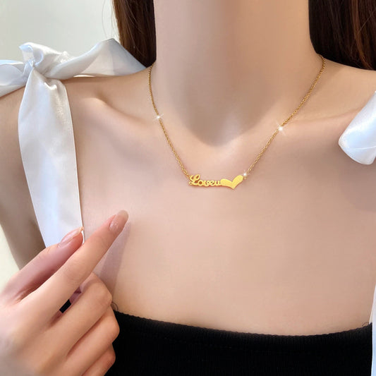 Collar con colgante de letras geométricas de corazón de acero de titanio minimalista para un look informal de negocios de moda unisex