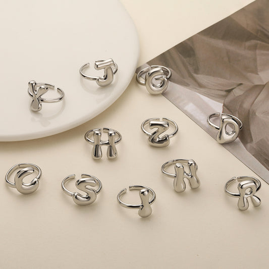 Anello Minimalista Geometrico in Rame con Placcatura in Oro Vero con Lettere dell'Alfabeto per Donna