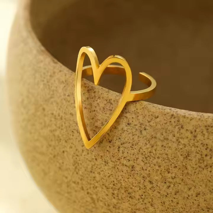 Anillo minimalista de acero de titanio en forma de corazón para mujer con diseño calado y acabado galvanizado