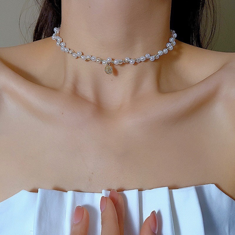 Collana con ciondolo a personaggio dei cartoni animati d'ispirazione vintage per donna con intarsio di perle artificiali su catena a O