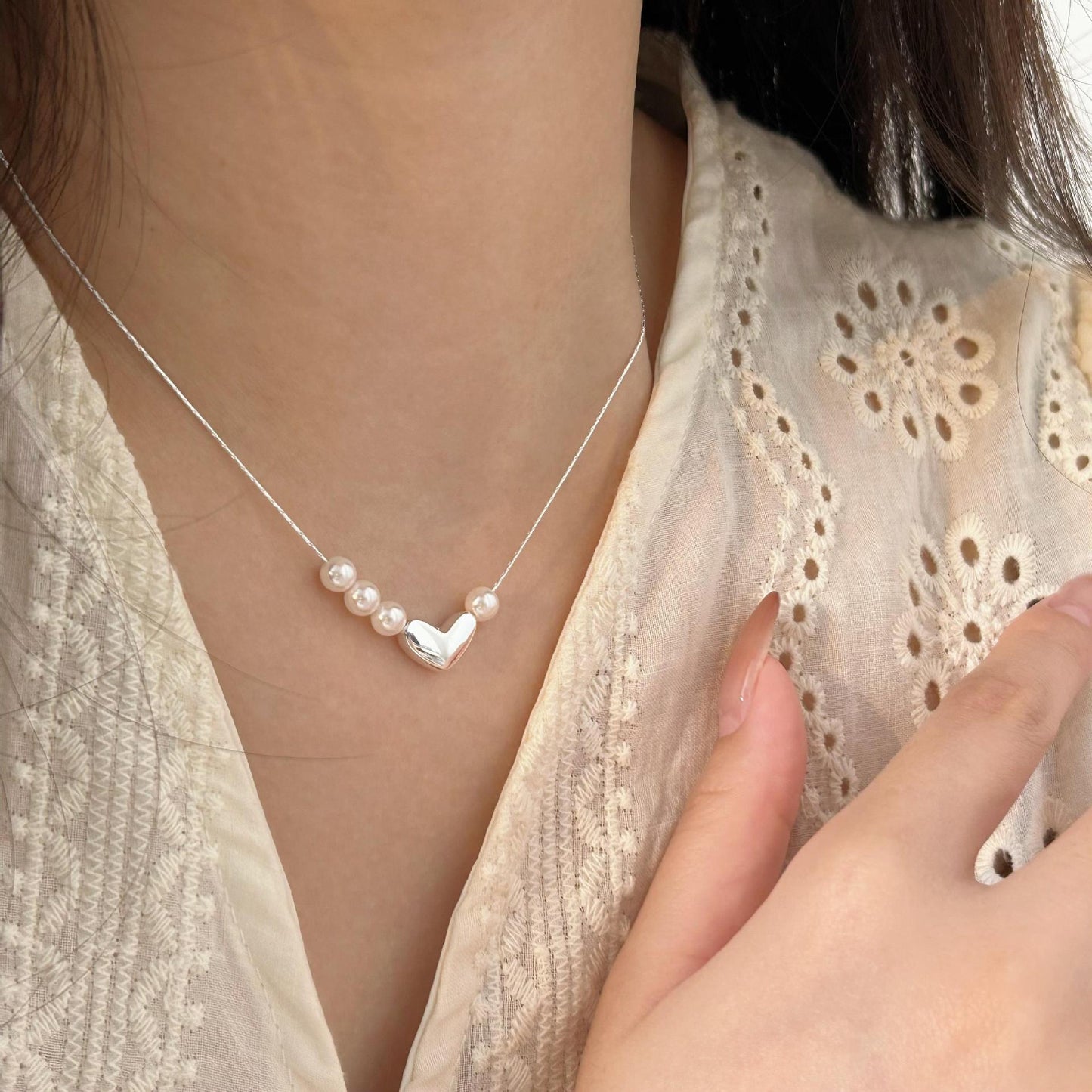 Collana con Ciondolo a Cuore Minimalista in Argento Sterling 925 con Finitura Placcata e Catena Laterale a Serpente