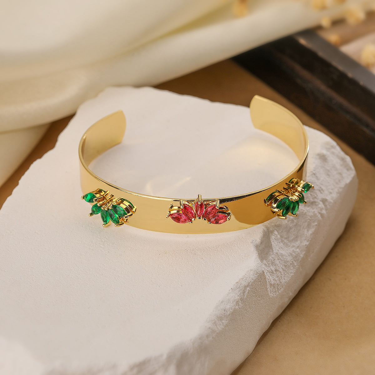 Bracciale Rigido Ampio Geometrico da Donna Realizzato in Rame con Placcatura in Oro 18 carati e Intarsio in Zirconi, Gioielli Minimalisti di Tendenza