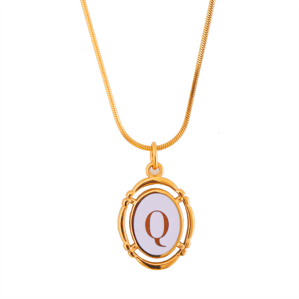 Collana con Pendente Ovale Minimalista a Forma di Lettera in Acciaio al Titanio Placcato Oro con Finitura Smaltata Unisex