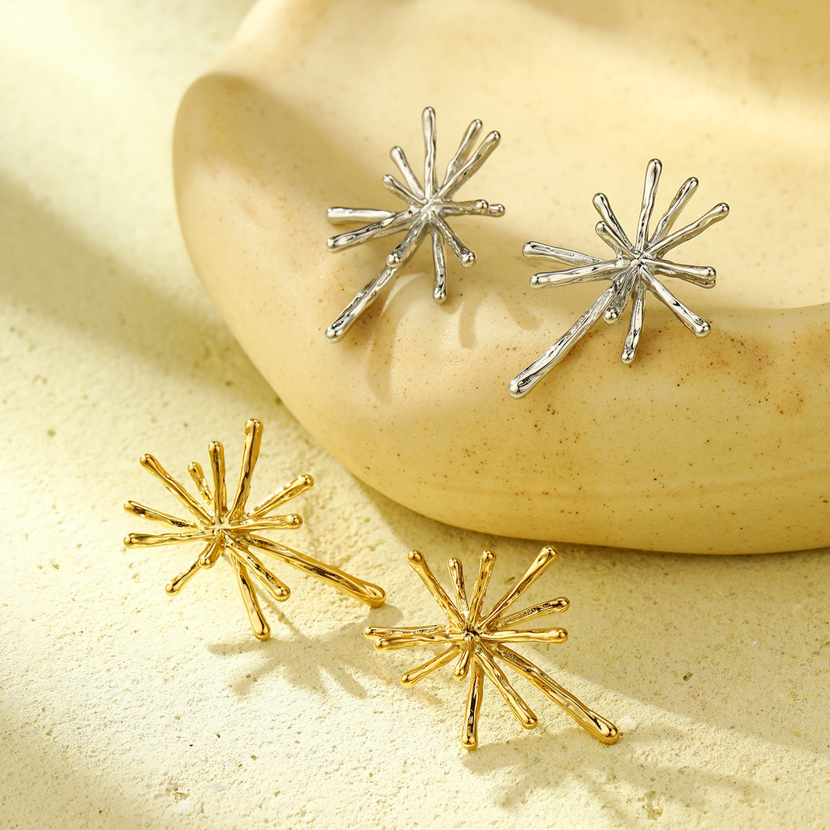 Elegantes pendientes de acero inoxidable de copo de nieve irregular para mujer con baño de oro de 18 quilates