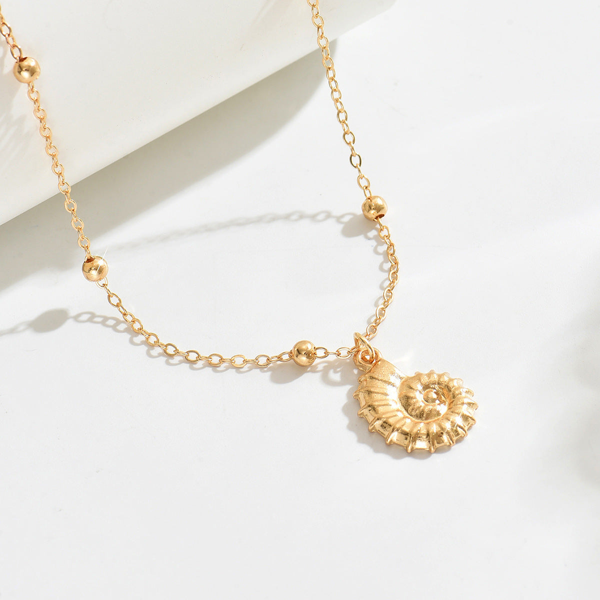 Collar de mujer de aleación de zinc en forma de concha, con acabado galvanizado, diseño geométrico minimalista, elegante cadena a la altura de la clavícula