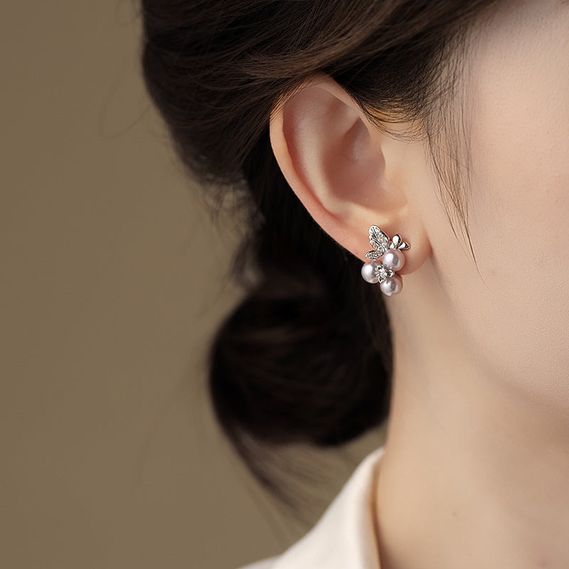 Elegantes aretes de perlas con diseño floral y detalles de pedrería en acero inoxidable para mujer