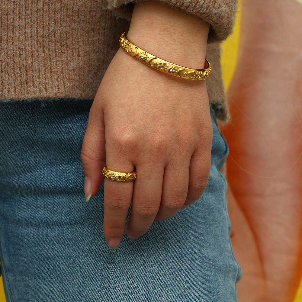 Bracciale Minimalista Ispirato al Retrò con Stella, Luna e Sole in Acciaio Inossidabile Placcato Oro 18K