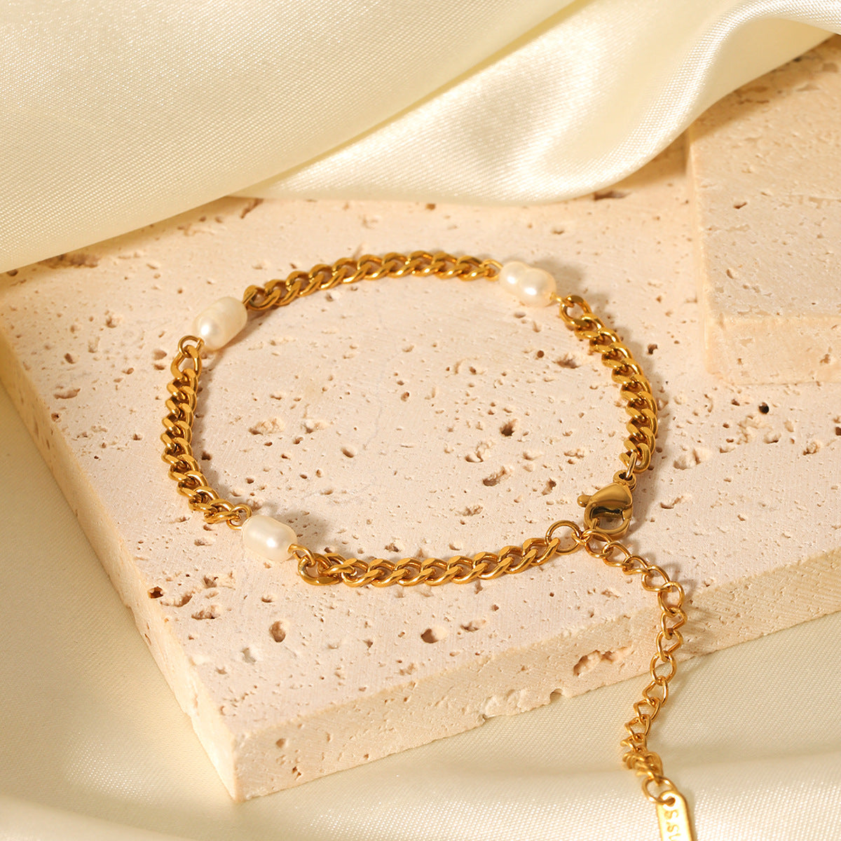 Bracciale da donna in acciaio inossidabile placcato oro 18 carati, stile Ins, con perle d'acqua dolce geometriche