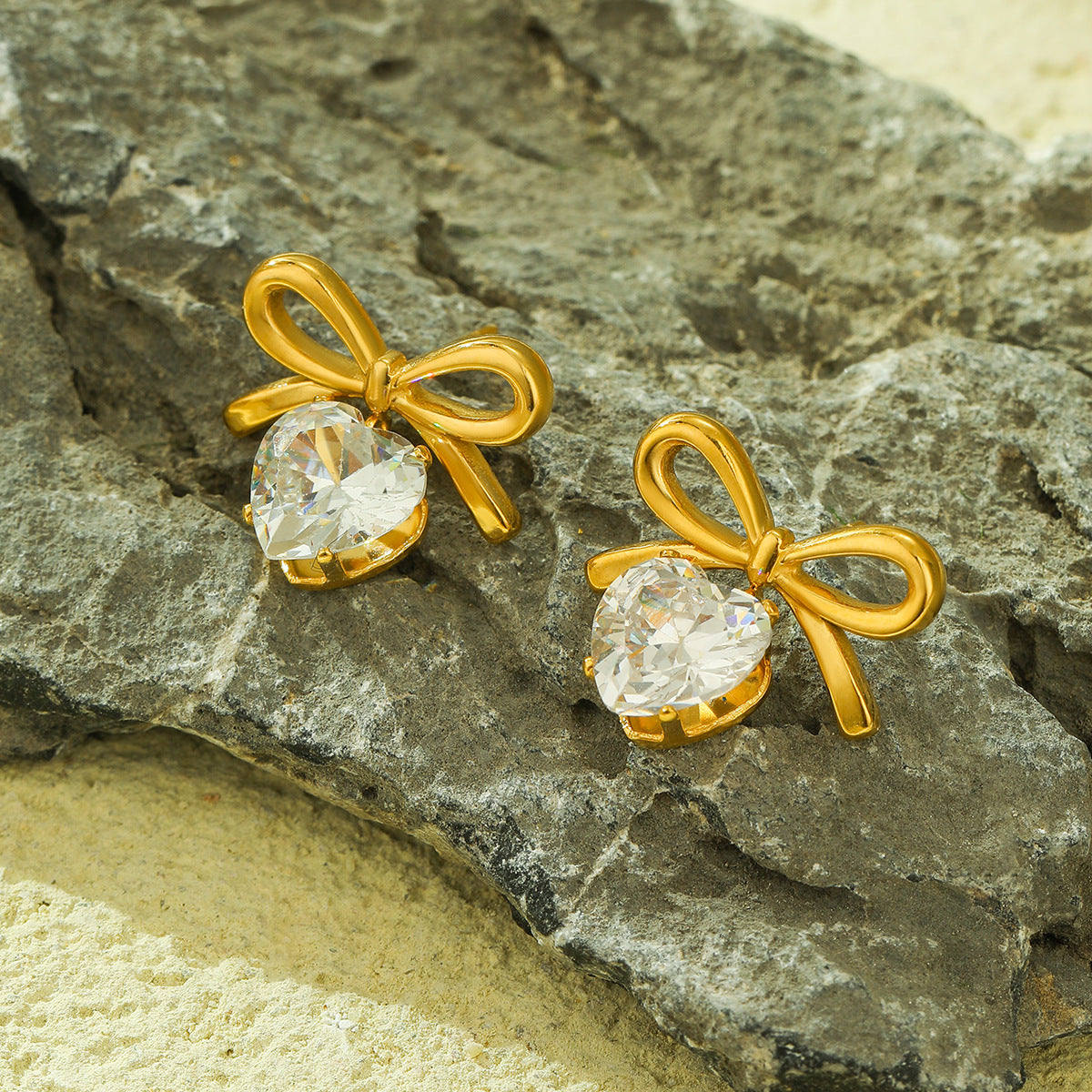 Pendientes de tuerca de acero inoxidable con forma de lazo de moda para mujer con detalles de pedrería y acabado chapado