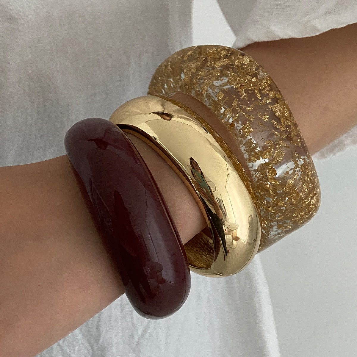 Bracciale minimale in acrilico a C con effetto Ombré a lamina d'oro e finitura placcata da donna