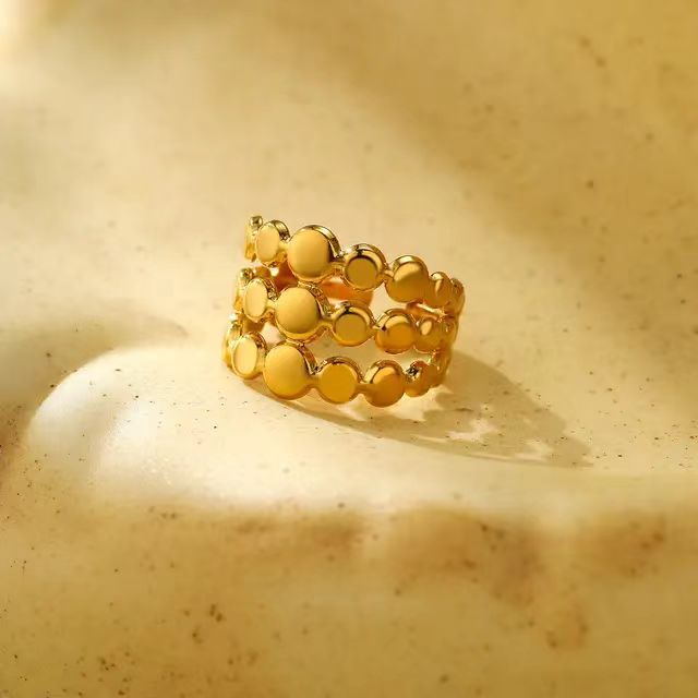 Anillo de titanio irregular de tres niveles de estilo francés vintage para mujer con acabado chapado