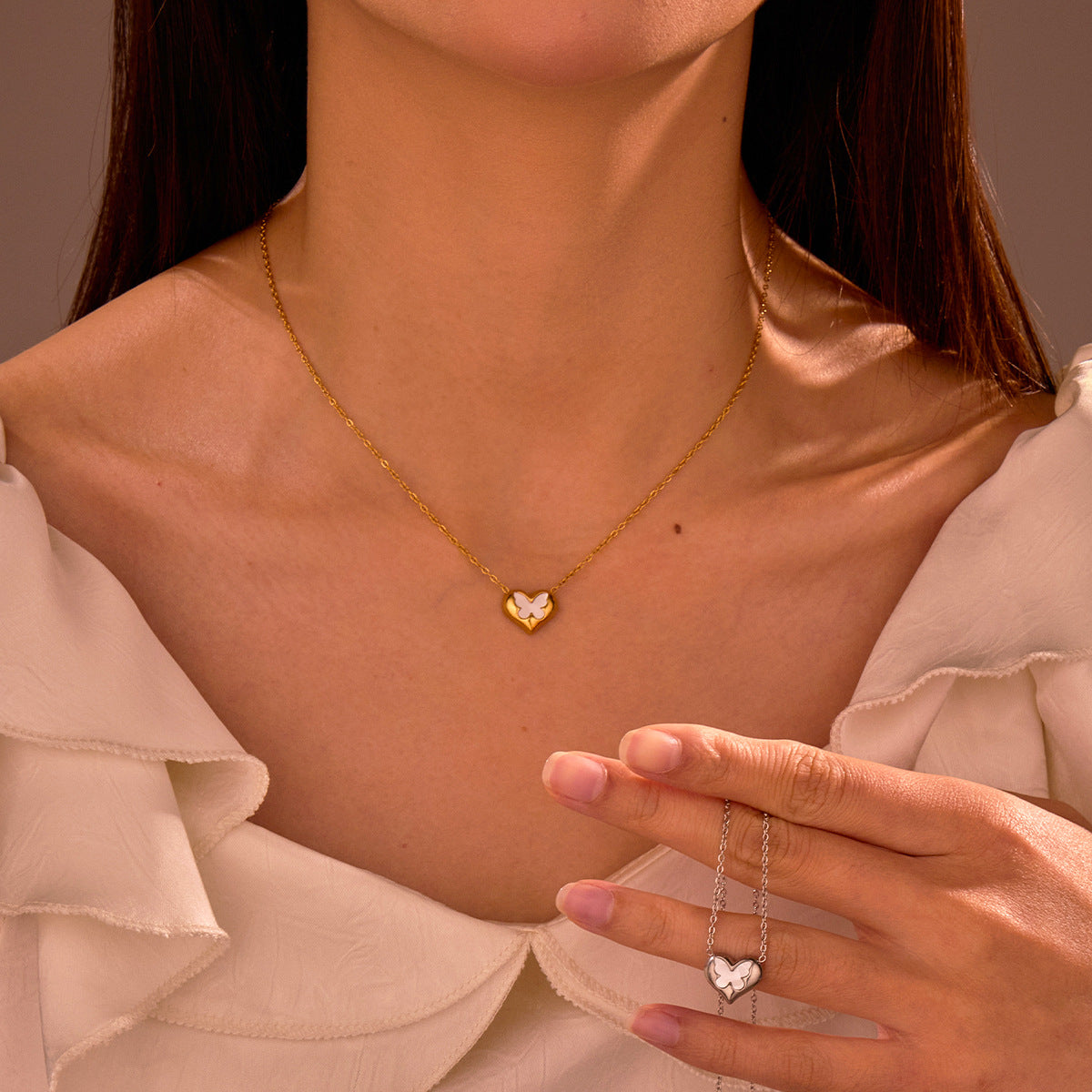 Collana da donna alla moda con farfalla e cuore in acciaio inossidabile placcato oro 18K — Catena con medaglione minimalista