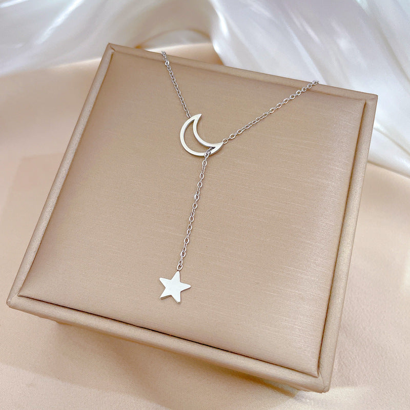 Collana girocollo minimalista a stella e luna geometriche in acciaio al titanio con intarsio di strass da donna