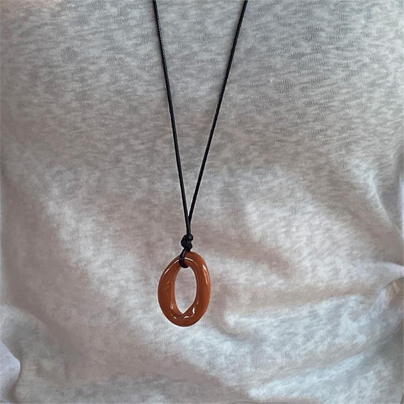 Collana con ciondolo geometrico in acrilico stile retrò da donna con charm in lega, fatta a mano, catena a strati alla moda minimalista
