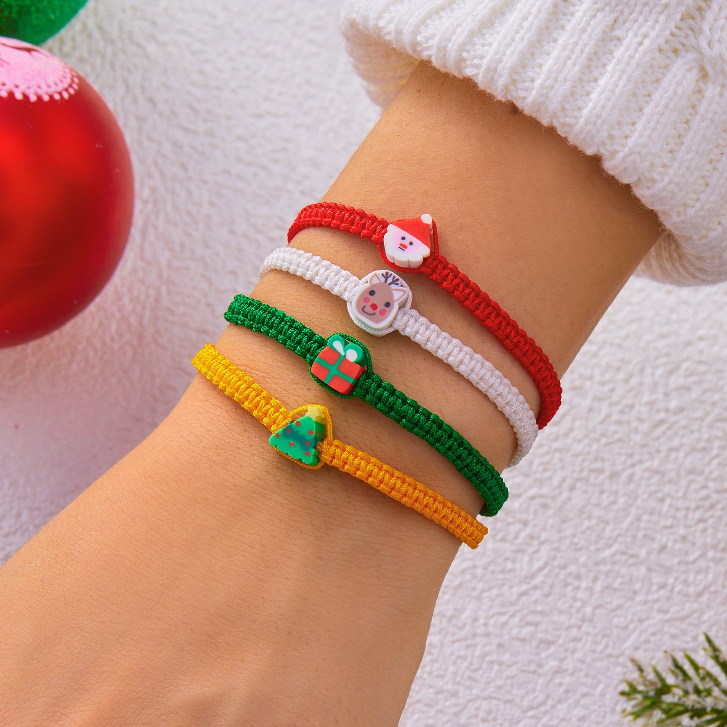 Juego de pulseras hechas a mano de Navidad minimalistas con dijes de aleación de ciervo, muñeco de nieve, bastón de caramelo y calcetín navideño